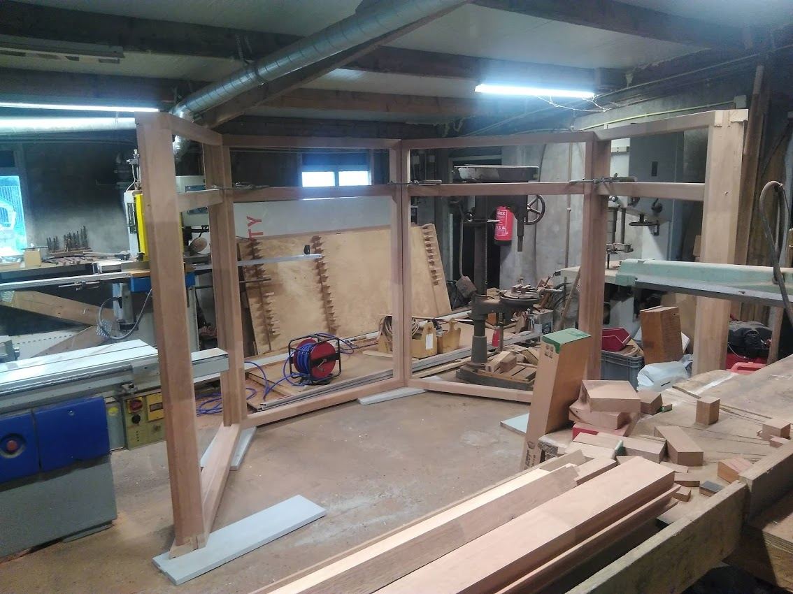 Groot eikenhouten kozijn in aanbouw in de machinale werkplaats